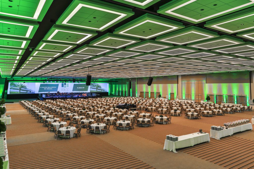 Salão monumental: Maior ballroom do Brasil totalmente flexível com possibilidade de divisão em 7 ambientes. Com 4500m2 tem capacidade para até 5200 pessoas em auditório ou até 3500 pessoas em banquetes  
