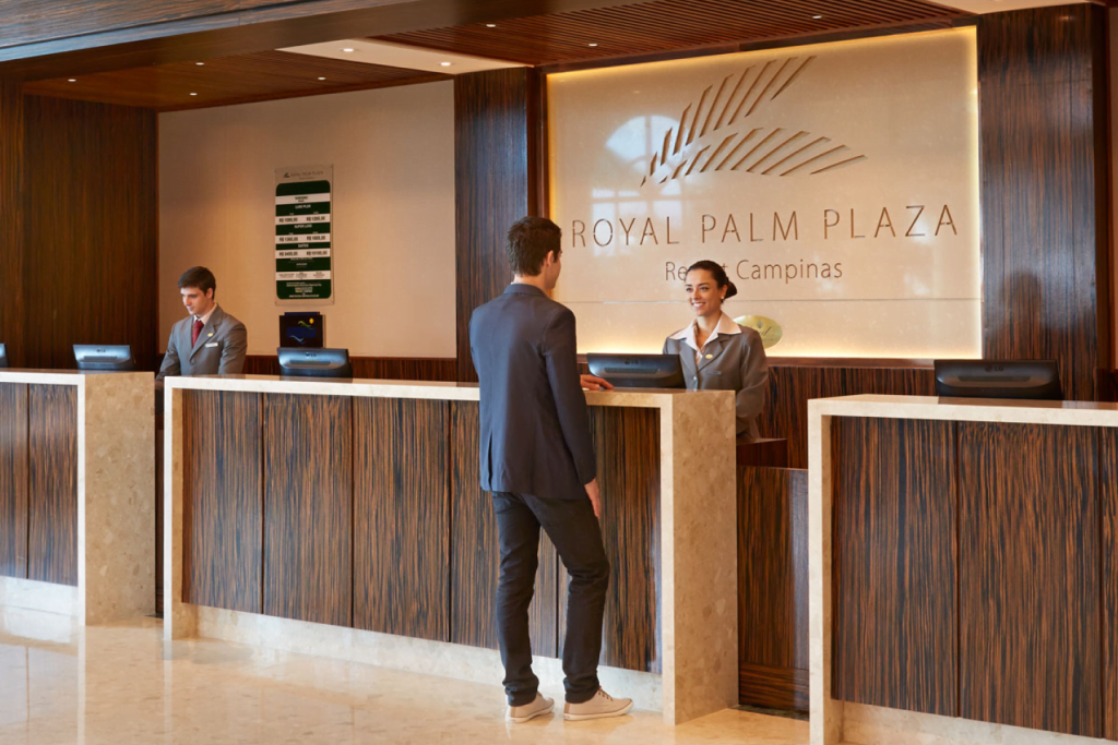 O grupo Royal Palm adquire o Royal Palm Plaza Resort.